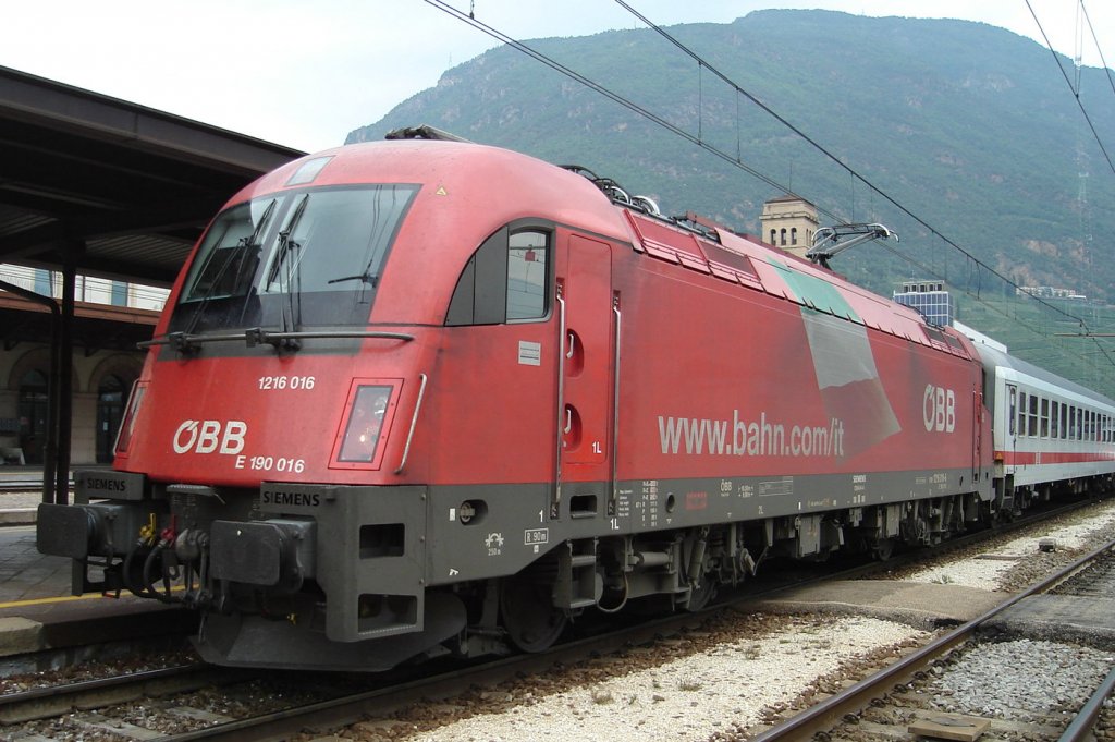 BB 1216 016 Italienlok mit EC 85 Mnchen-Bologna in Bolzano 2.Okt.2010