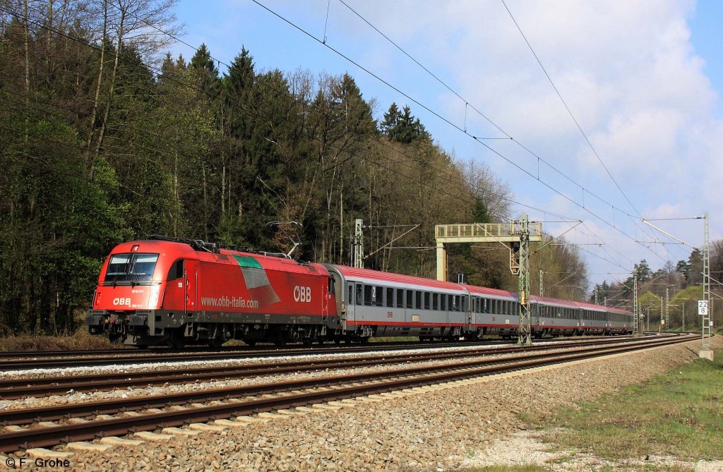 �BB 1216 017   obb-italia.com   vor DB-�BB EC 85 M�nchen - Bologna, KBS 950 M�nchen - Kufstein, fotografiert zwischen Kirchseeon und Grafing am 17.04.2012