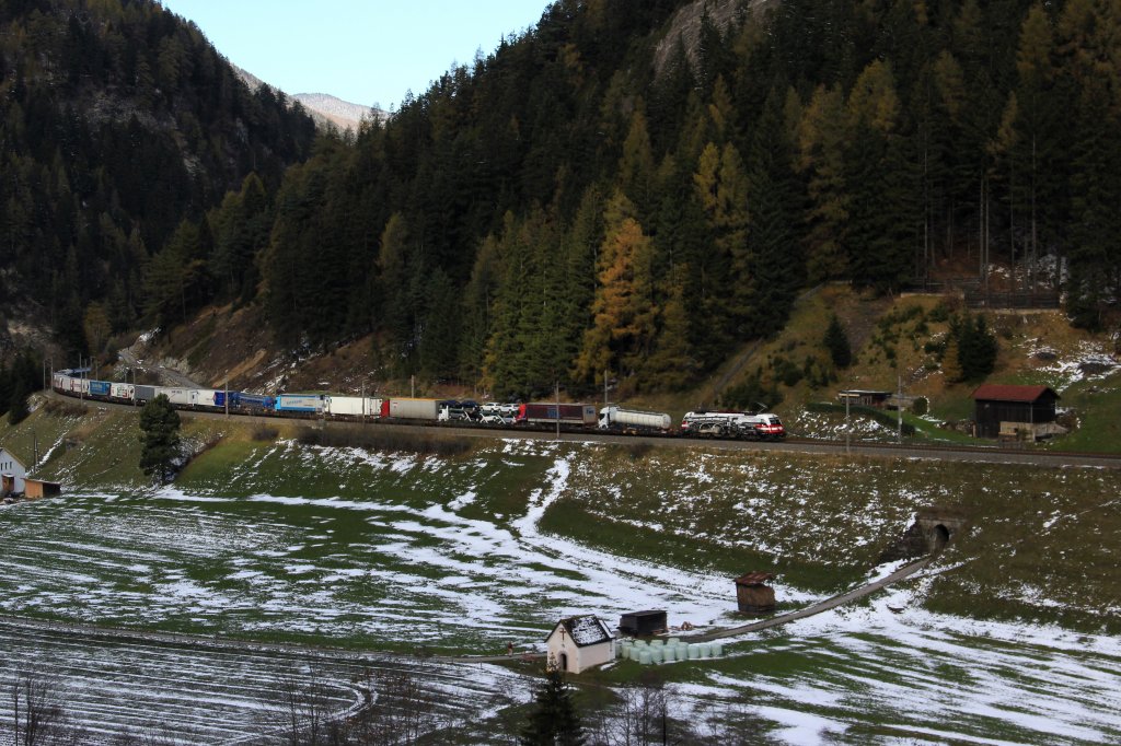 BB 1216 020  175 Eisenbahn fr sterreich  zieht am 31.10.12 eine RoLa von Wrgl Terminal Nord zum Brenner. Festgehalten bei St.Jodok.