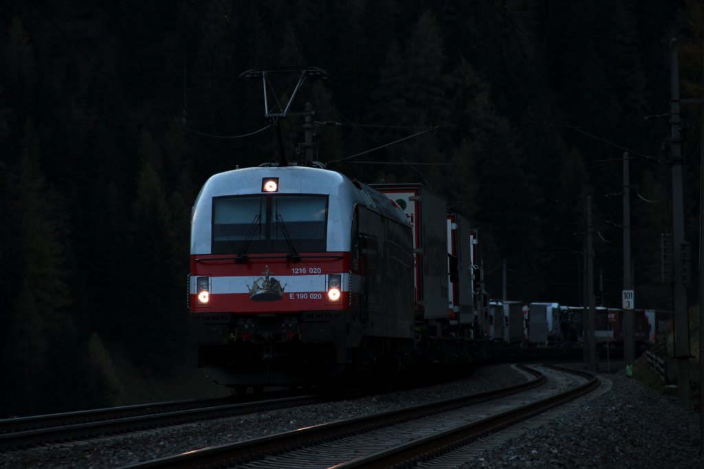 BB 1216 020  175 Jahre Eisenbahn fr sterreich  fhrt bei Dunkelheit mit einer rollenden Landstrasse durch das Tal von St.Jodok am 02.11.12