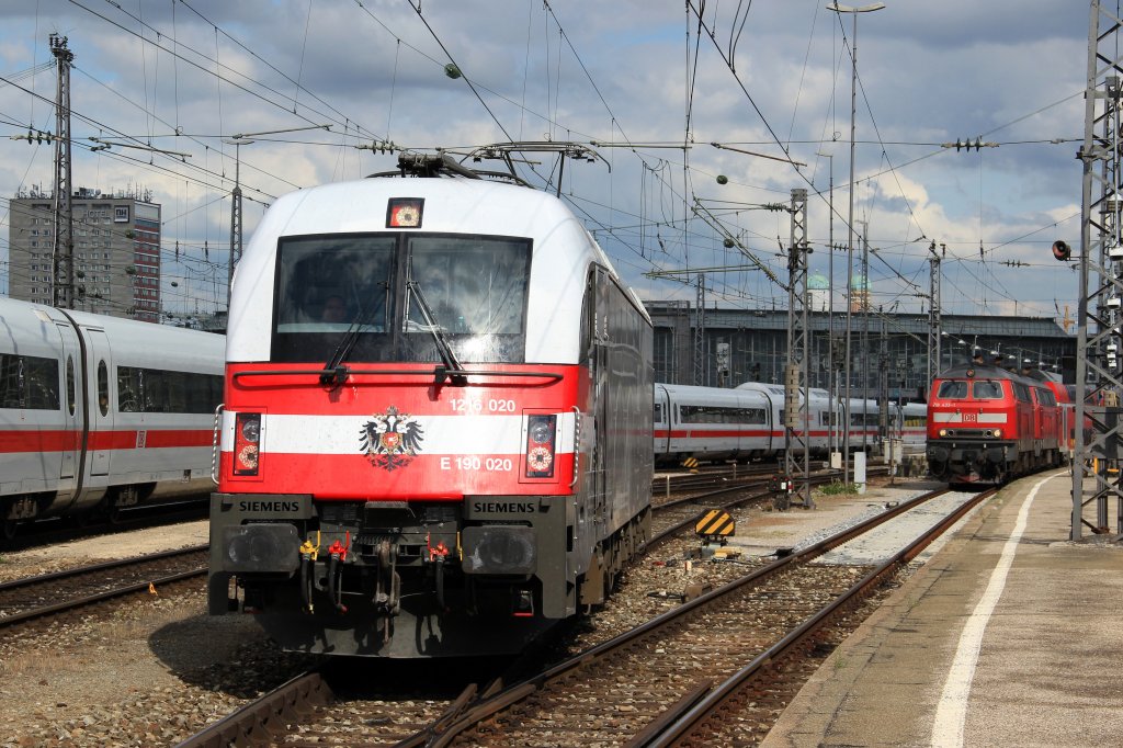 BB 1216 020 rangiert am 17.07.12 am Mnchener Hbf umher. Leider das einzigste Sonnenbild von diesm Tag.