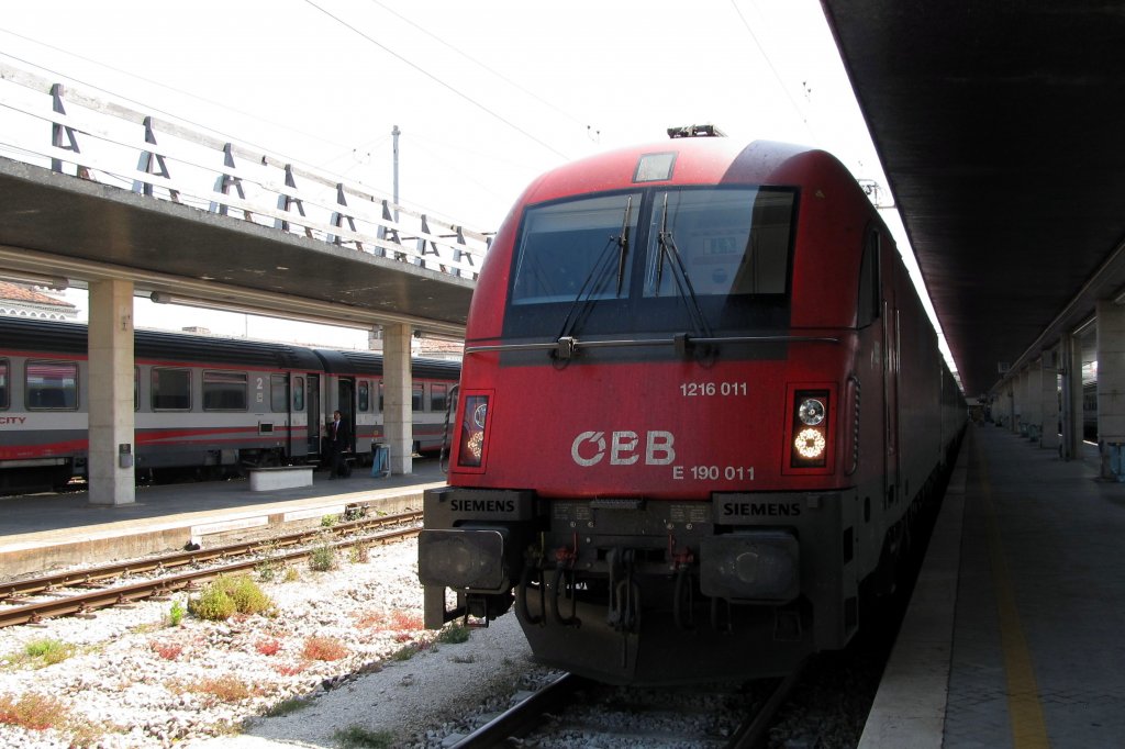 BB 1216.011 in Venezia S.L. Zug fhrt als EC 86 nach Mnchen. 
3.Mai 2011
