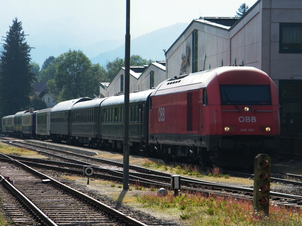 �BB 2016 009 am Bahnhof Puchberg am Schneeberg mit dem Sonderzug des M�V-Nosztaliga aus Budapest, am 14. 05. 2011. 