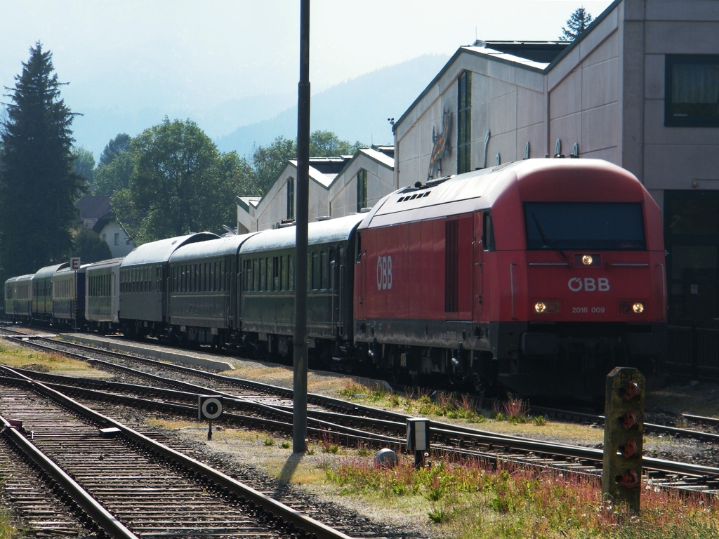 BB 2016 009 am Bahnhof Puchberg am Schneeberg mit dem Sonderzug des MV-Nosztaliga aus Budapest, am 14. 05. 2011. 