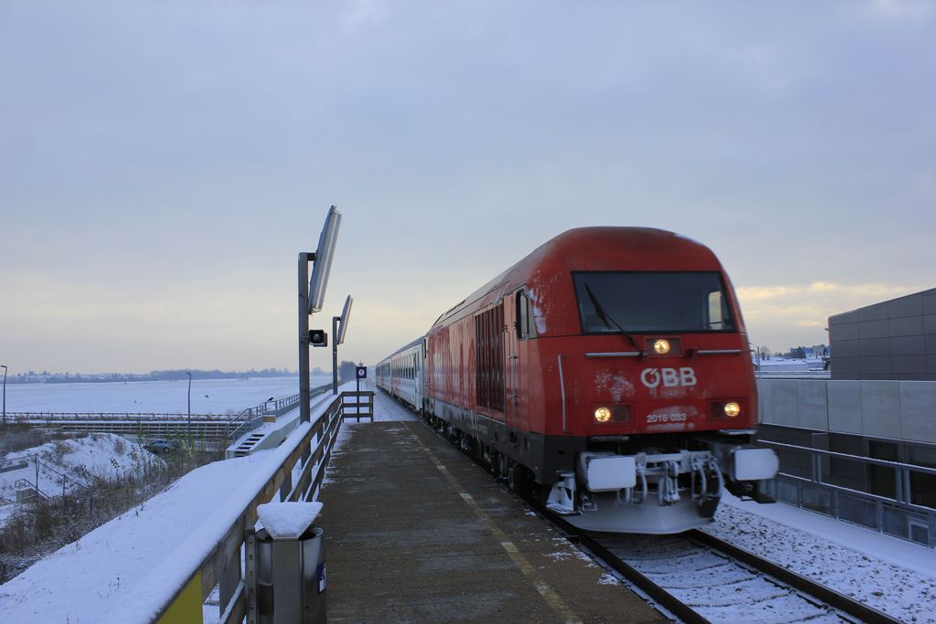 BB 2016-033 mit Regionalzug Marchegg-Wien Hbf am 10.12.2012 bei der Einfahrt in die provisorische Haltestelle Wien-Hausfeldstrae.