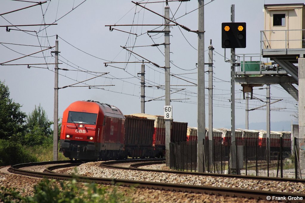 BB 2016 075 vor Gterzug Richtung Neumarkt-Kallham, Passauer Bahn KBS 150 Passau - Wien, fotografiert am Granitwerk Schrding am 05.07.2012