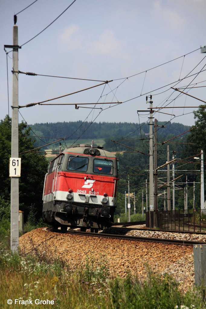 BB 2043 016-1 auf Leerfahrt Richtung Neumarkt-Kallham, Passauer Bahn KBS 150 Passau - Wien, fotografiert am Granitwerk Schrding am 05.07.2012