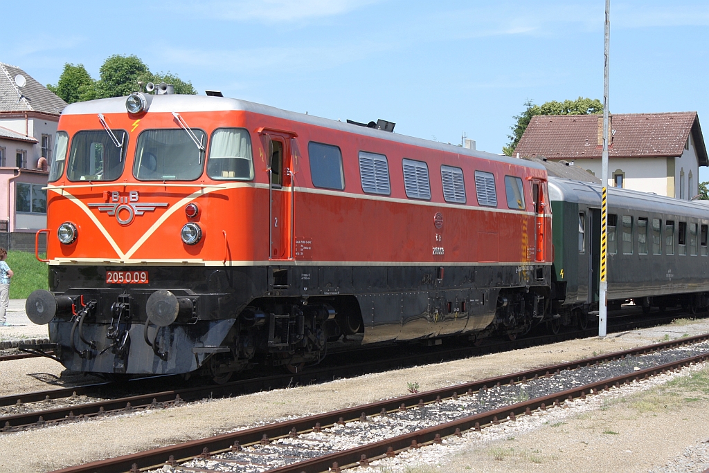 BB 2050.09 am 15.Juni 2013 mit dem Nostalgie-Express Leiser Berge abfahrbereit im Bf. Ernstbrunn.