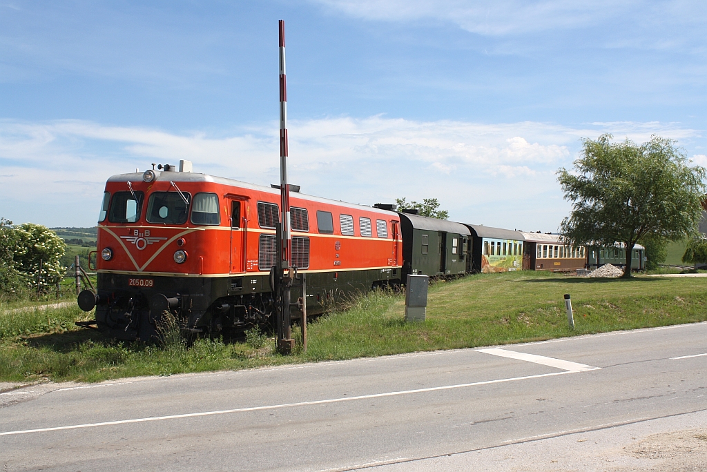 BB 2050.09 wartet am 15.Juni 2013 mit dem Nostalgie-Express Leiser Berge vor dem Bf. Wetzleinsdorf bis das Zugbegleitpersonal den Schranken geschlossen hat.