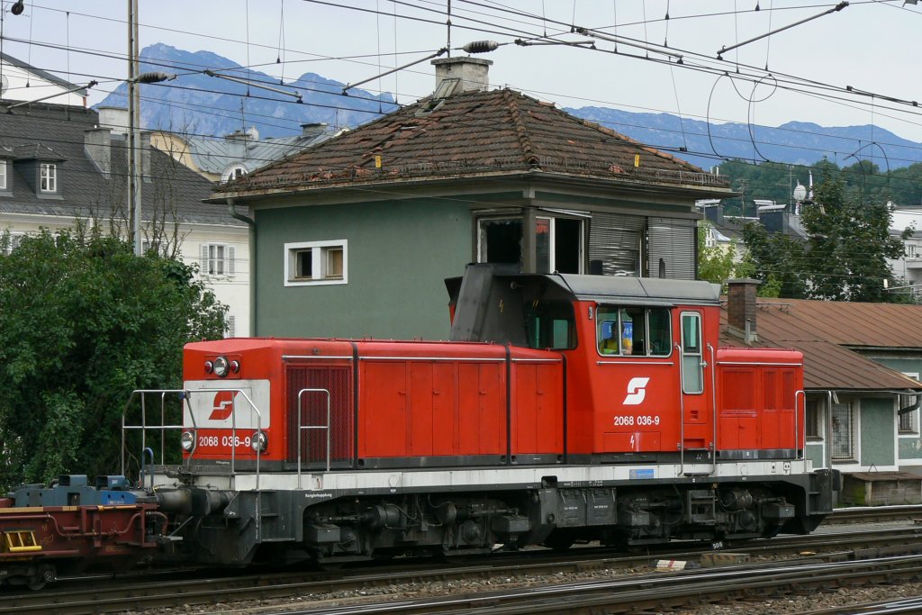BB 2068 036-9 vor einem Bauzug. Salzburg Hbf, 16-08-2006