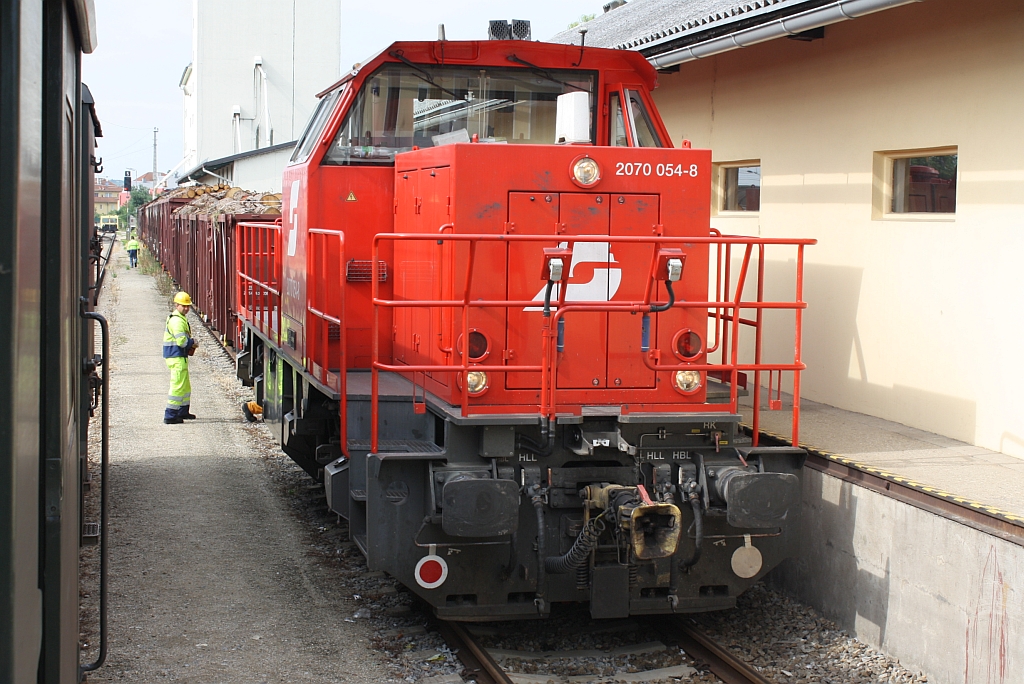 BB 2070 054-8 am 31.Juli 2010 im Bf. Retz.