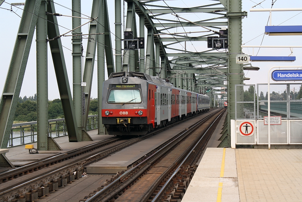 ÖBB 4020 320-0 hat am 13.August 2010 die Hst. Handelskai verlassen und überquert die Donau Richtung Floridsdorf.