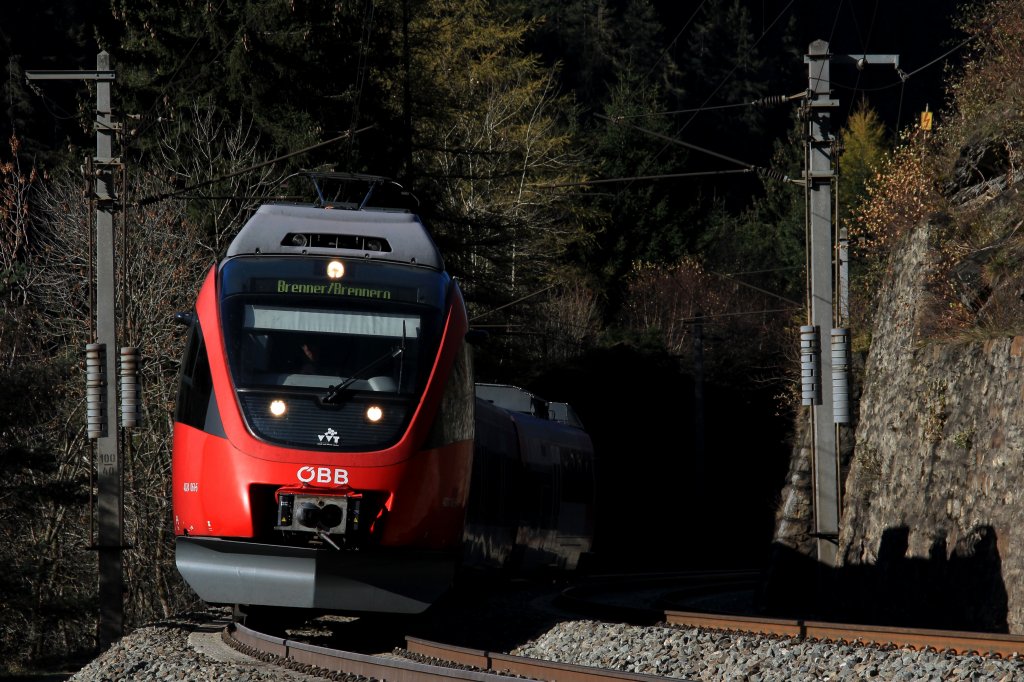 BB 4024 061-6 fhrt am 02.11.12 von Innsbruck nach Brennero/Brenner.
Hier bei Staflach, kurz vor dem Halt in St.Jodok.