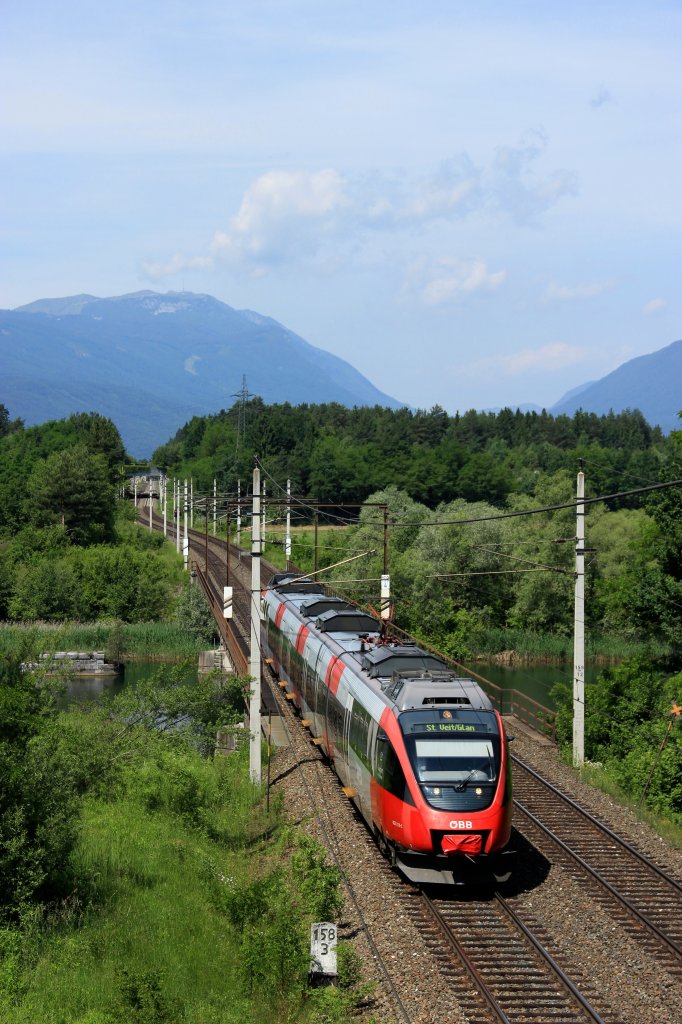 BB 4024 114-3 fhrt am 08.06.12 als S-Bahn von Villach Hbf nach St. Veit an der Glan ber eine Draubrcke bei Fderlach.