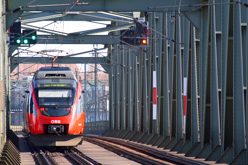 ÖBB 4024 155-9 hat am 03.März 2012 die Hst. Handelskai verlassen und fährt über die Donaubrücke seinem Ziel Floridsdorf entgegen.