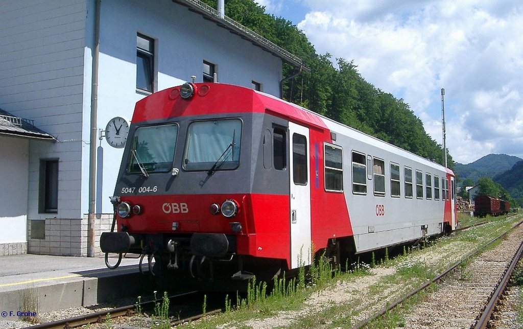 BB 5047 004-6 wartet auf seinen nchsten Einsatz, Erlauftalbahn KBS 120 Pchlarn - Scheibbs - Kienberg-Gaming, fotografiert im Bhf. Kienberg am 16.07.2006 --> Ab Ende 2010 wurde der Personenverkehr von Scheibbs bis Kienberg-Gaming eingestellt.