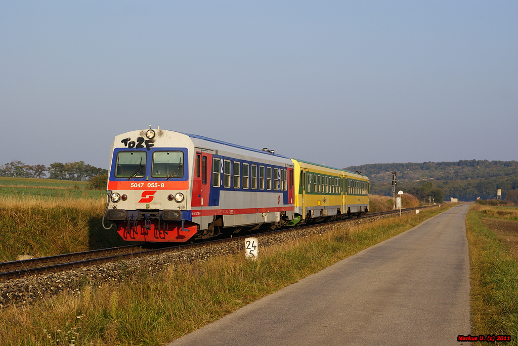 BB 5047 055 und Raaberbahn/GySEV 5147 511/512 fahren gemeinsam als R7711 von Wiener Neustadt Hbf nach Sopron. Loipersbach-Schattendorf, 18.10.2011
