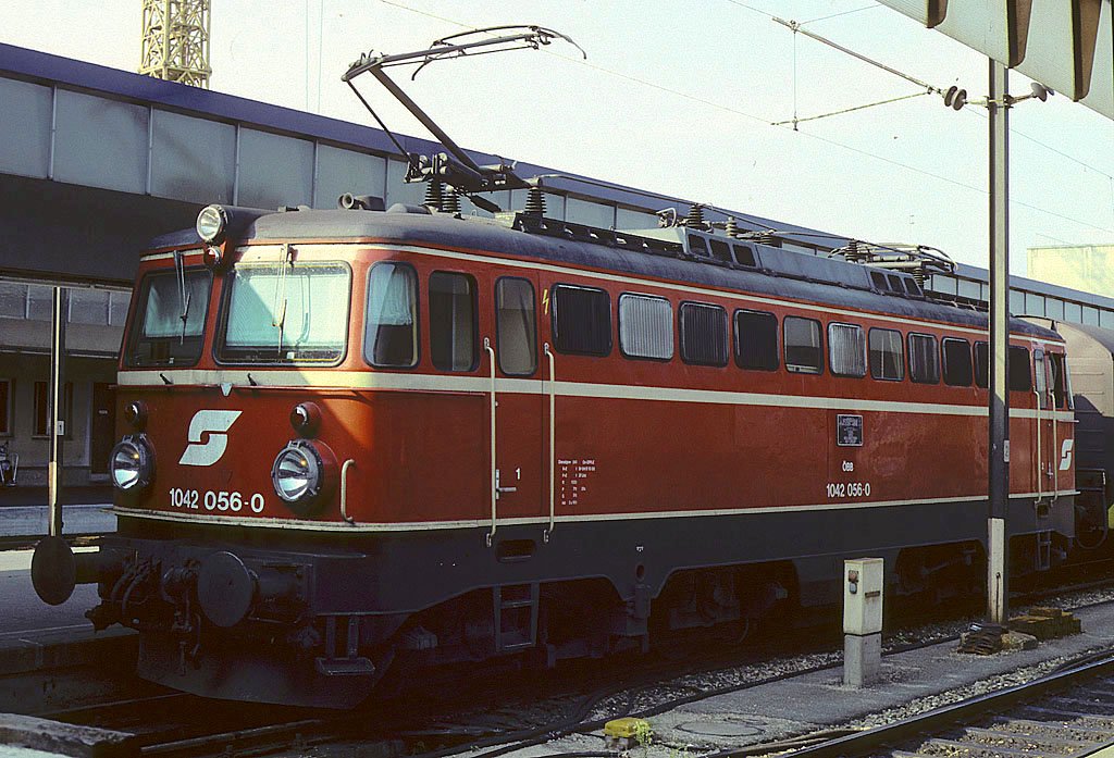 BB BR 1042 056-3 in Wien Westbahnhof, August 1989, HQ-Scan ab Dia.