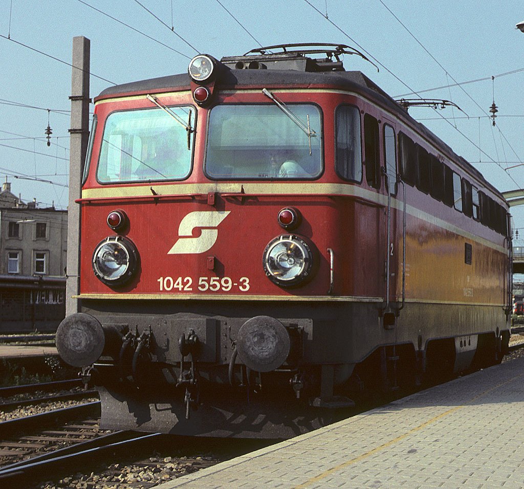 BB BR 1042 559-3 in Wien Westbahnhof, August 1989, HQ-Scan ab Dia.