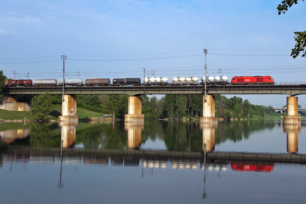BB BR 2016 befrdert einen Gterzug Richtung Gnserndorf. Die Aufnahme entstand am 30.04.2011 zwischen Wien Praterkai und Wien Lobau.