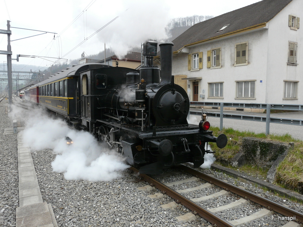OeBB - Dampflok E 3/3 2 mit 2 wagen bei Rangierfahrt im Bahnhof Sissach am 07.04.2013