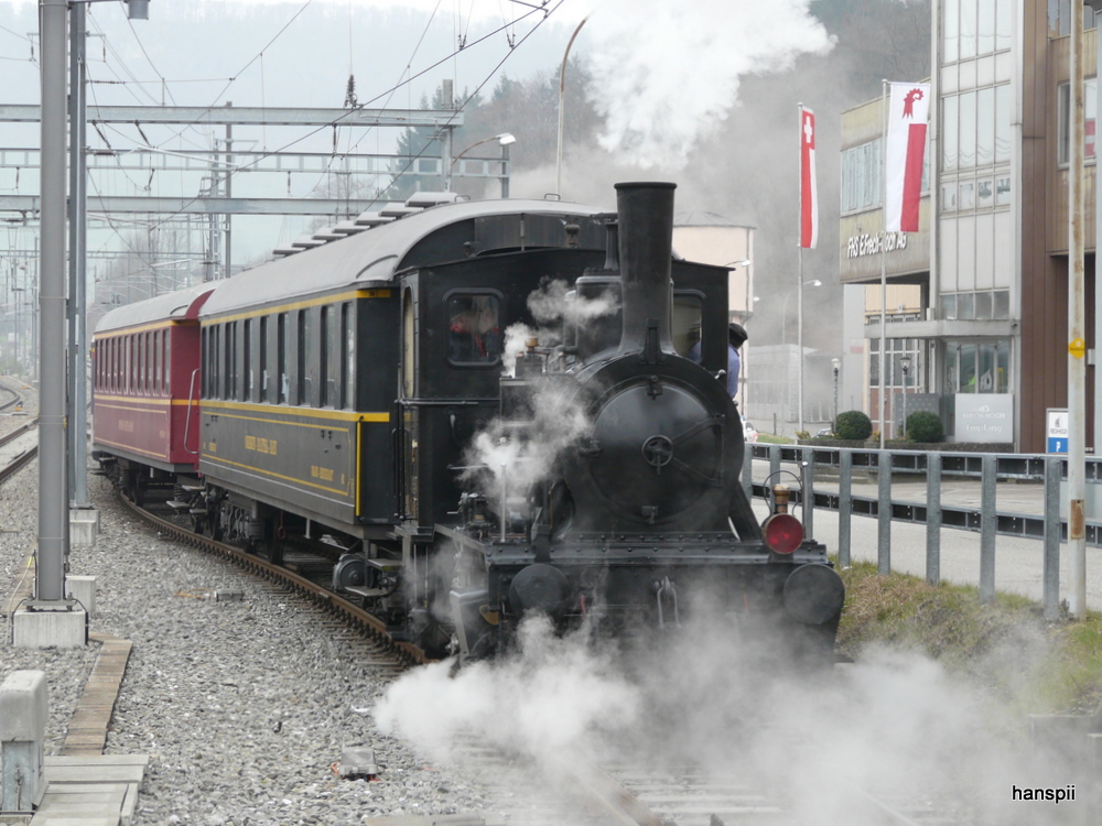 OeBB - Dampflok E 3/3 2 mit 2 Personenwagen der OeBB bei Rangierfahrt im Bahnhof Sissach am 07.04.2013