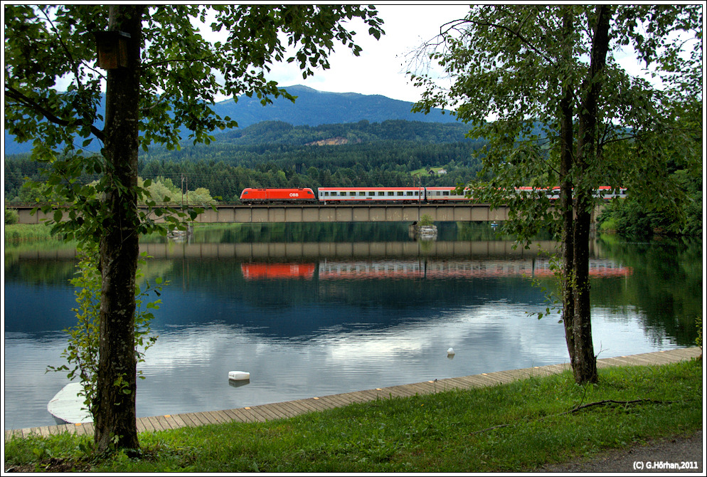 BB EC 110 berquert die Drauschleife bei Wernberg und wird in Krze Villach erreichen, 25.7.2011