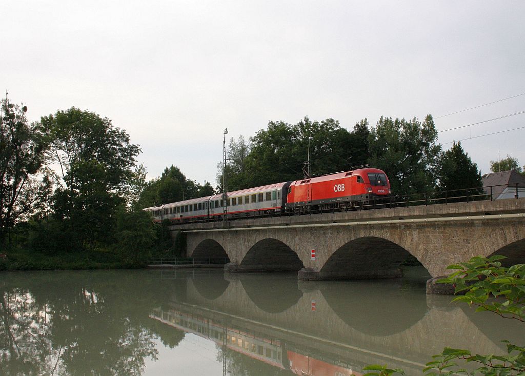 BB EC 747 (Innsbruck Hbf-Wien Westbf.) berquert die Saalachbrcke zwischen Freilassing und Salzburg. 4.8.10