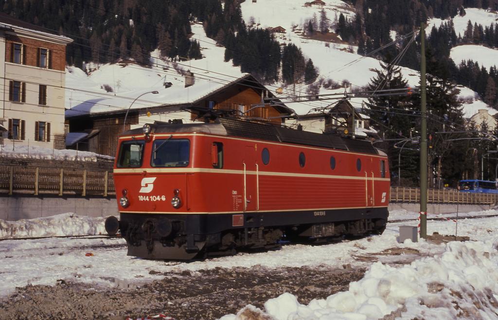 BB Elektrolok 1044.104 wartet am 21.1.1991 im italienischen Bahnhof
San Candido / Innichen auf den Puztatal Ex 433, um diesen weiter nach
Lienz zu befrdern.
