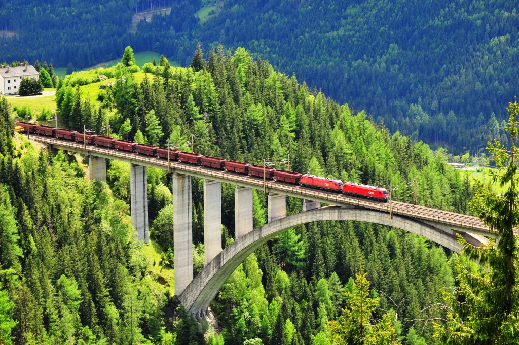ÖBB Güterzug auf der Pfaffenberg-Zwenberg-Brücke der Tauernbahn am 07.05.2012,in der Nähe der Burg Falkenstein. 
