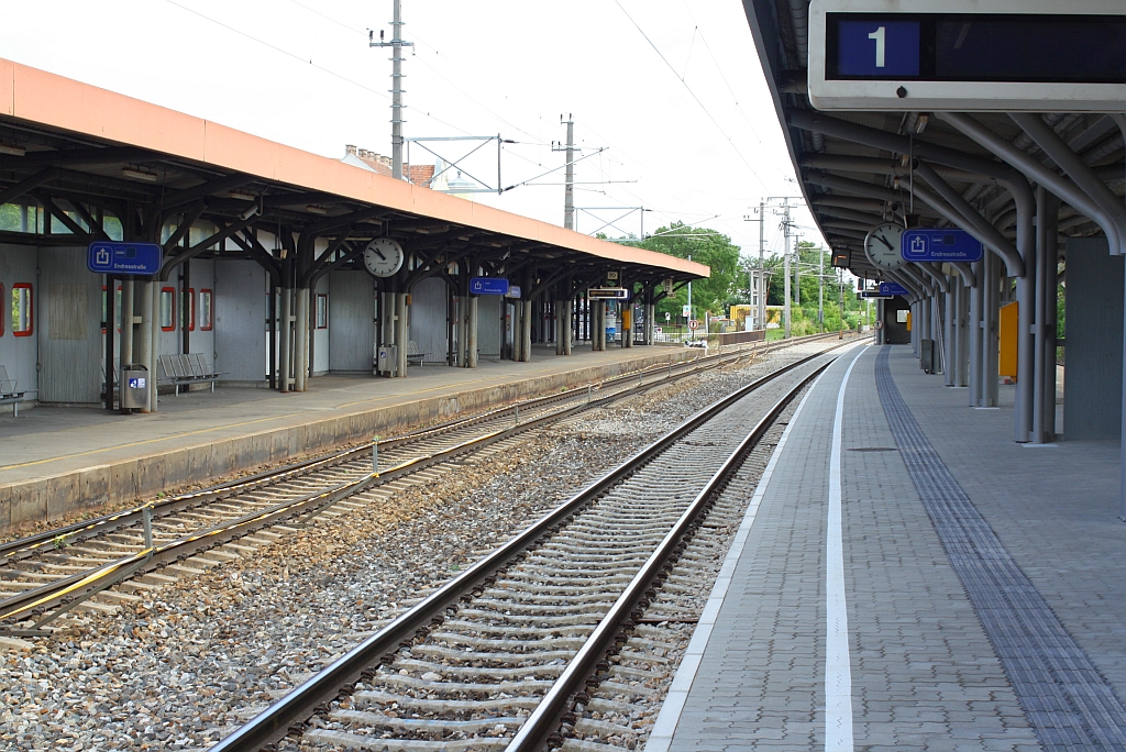 BB Hst. Atzgersdorf-Mauer am 24.Juli 2010 Blickrichtung Meidling, links alter und rechts renovierter Zustand der Bahnsteige.