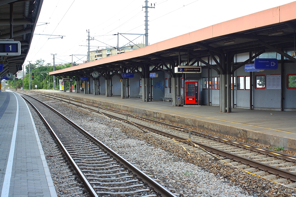 BB Hst. Atzgersdorf-Mauer am 24.Juli 2010 Blickrichtung Liesing, rechts noch der alter Zustand der Bahnsteige welcher seit 26.Juli 2010 auch erneuert wird.