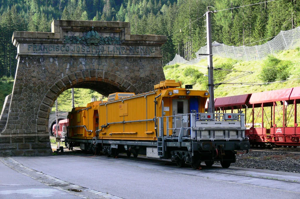 BB Lsch- und Rettungszug mit Transportwagen, Aufnahme am 26.07.2009 in Bahnhof Bckstein