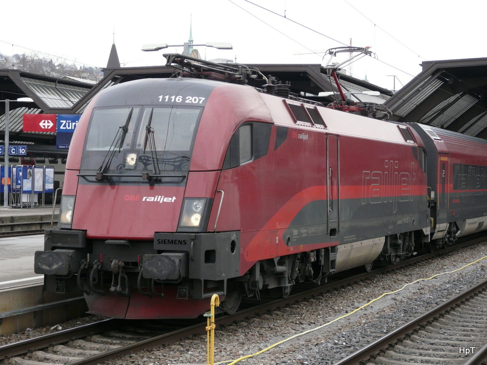 BB - Lok 1116 207-0 im Hauptbahnhof Zrich am 01.01.2011