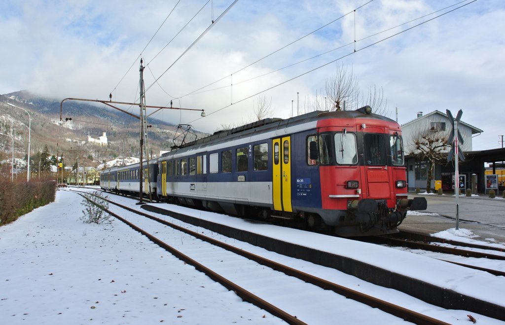 OeBB NPZ in Oensingen. Anstelle des planmssigen RBDe 560 verkehrt der dreiteilige OeBB NPZ zurzeit mit einem RBe. Im Bild ist der RBe Nr. 205 mit AB EWI 507 und Bt NPZ 907, 22.01.2013.