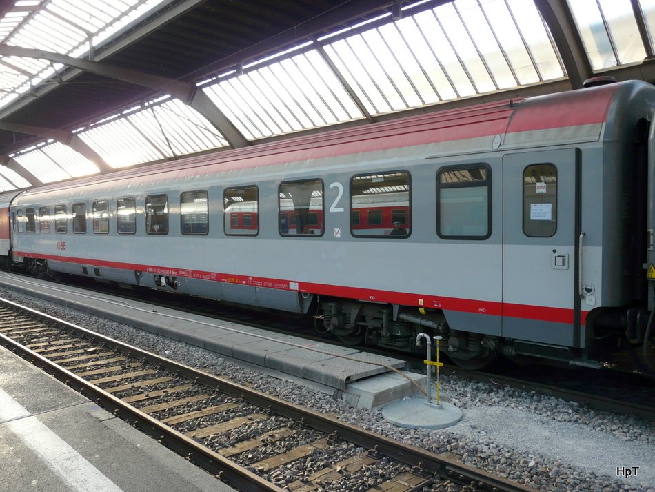 BB - Personenwagen 2 Kl. Bmz 61 81 21-90 140-8 im Hauptbahnhof Zrich am 04.10.2009