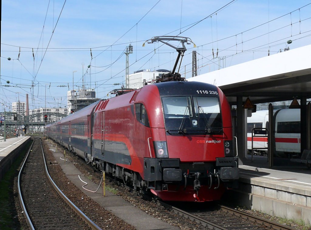 BB railjet 1116 235 setzt auf Gleis 12 in Mnchen Hbf. zurck; 06.04.2011
