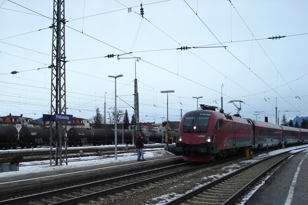 BB-Railjet 160 nach Zrich bei Freilassing unterwegs  8.1.2011