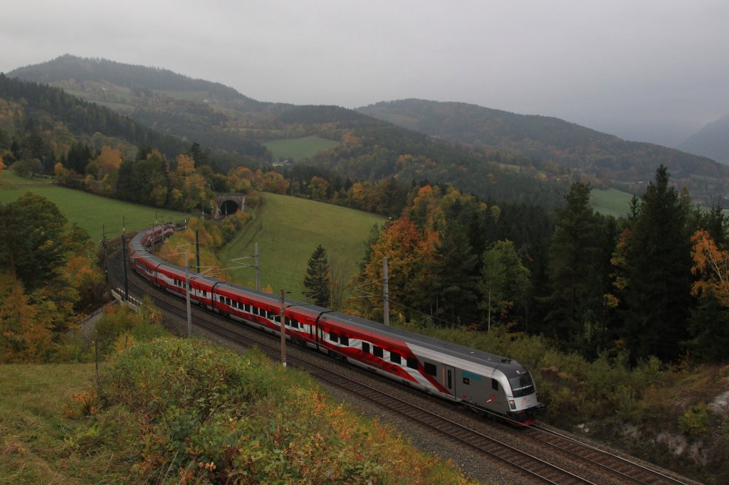 BB Railjet 49, geschoben von 1116 249, fhrt am 26.10.12 ber die Steinbauer Wiese bei Eichberg.