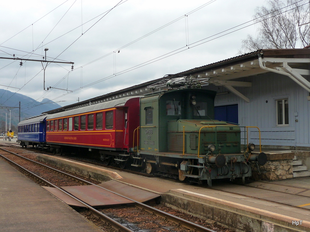 OeBB - Rangierlok Te 2/2 102 mit 2 Salonwagen abgestellt im Bahnhof von Balsthal am 18.03.2012
