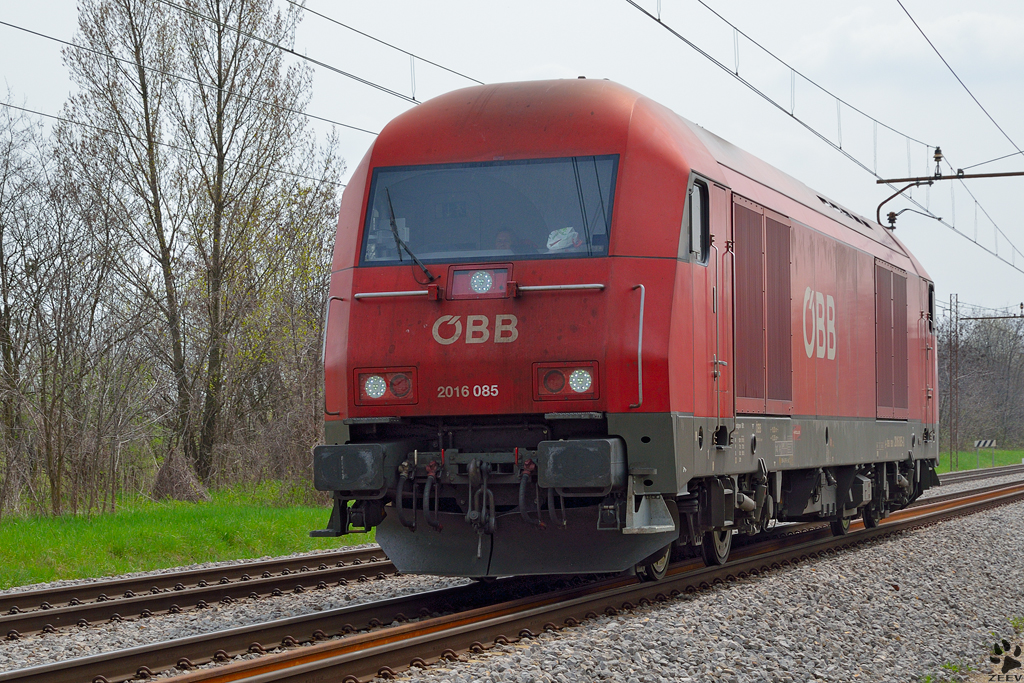 BB/ RCA 2016 085 fhrt als Lokzug durch Maribor-Tabor Richtung Norden. /20.4.2013