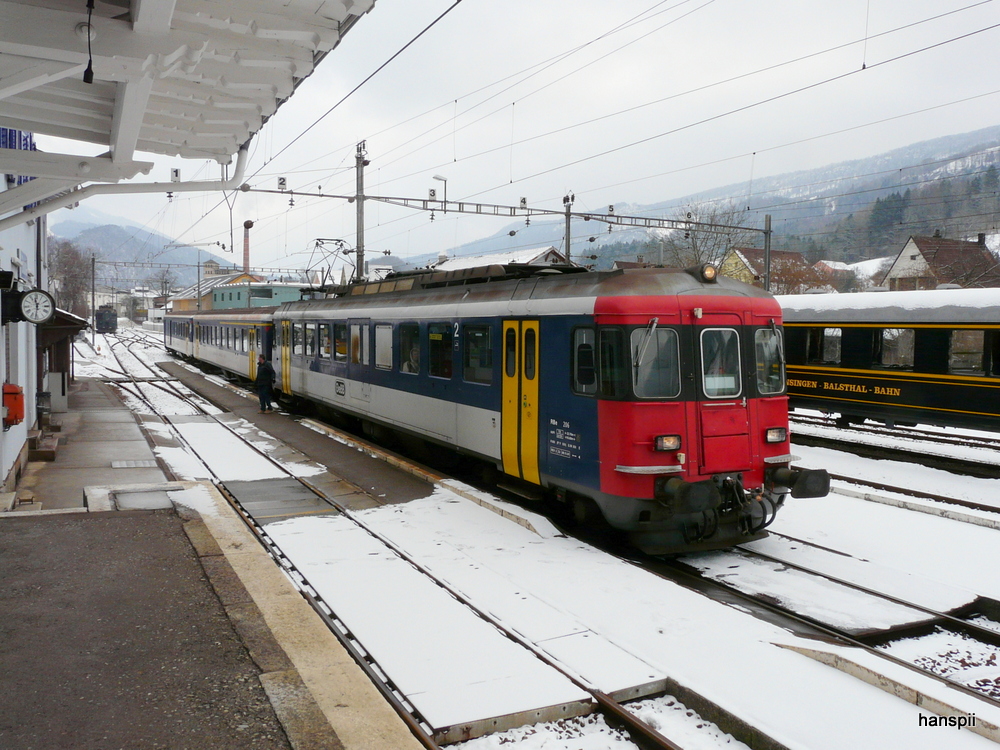 OeBB - Regio nach Oensingen mit RBe 4/4 im Bahnhof Balsthal m 24.02.2013