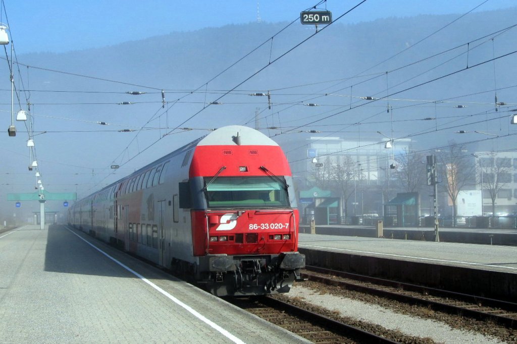 BB-REX 86-33020-7 von Lindau kommend fhrt in den Bahnhof Bregenz ein. 01.03.12