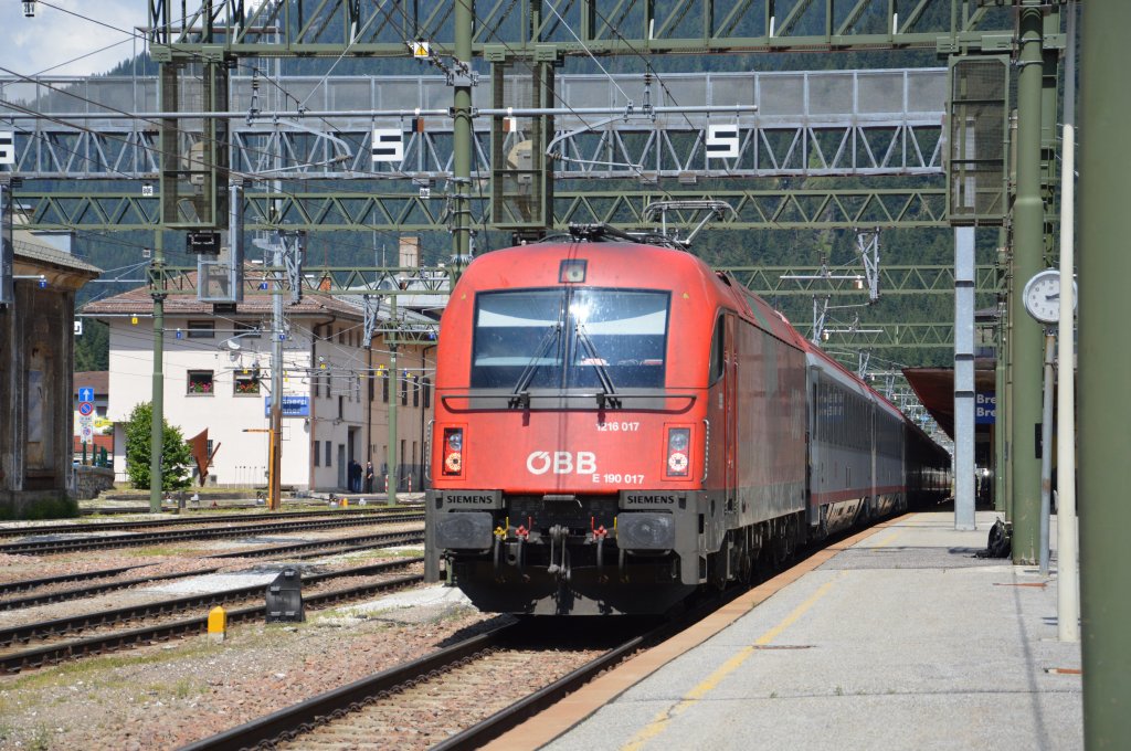 BB Rh 1216 017 mit ihrem EuroCity nach Milano Centrale in Brennero/Brenner. 2.8.2012