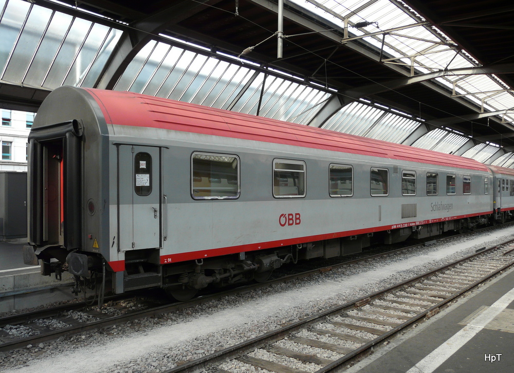 BB - Schlafwagen vom Typ WLABmz 61 81 75-71 405-3 im HB Zrich am 04.08.2013