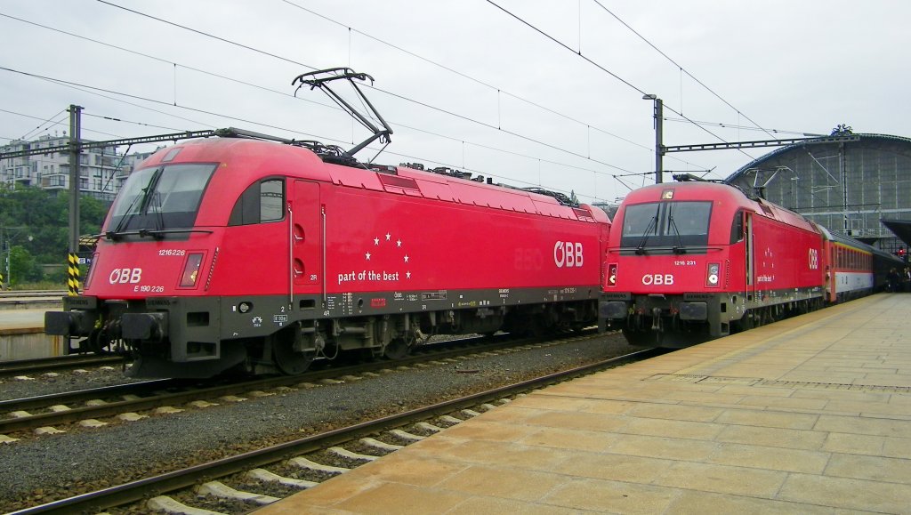  BB-Schwesterntreffen  in Prag, am 02.10.12 stehen die 1216 226 (gerade vom Zug abgekoppelt)und die 1216 231 vor dem Fernzug nach Wien. Praha - hlavni ndrazi (Prag Hbf) 