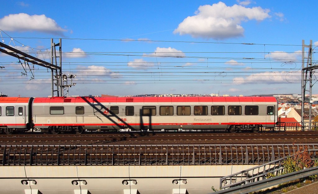 BB Speisewagen WRmz nahe dem Hauptbahnhof Prag am 31.10. 2012.