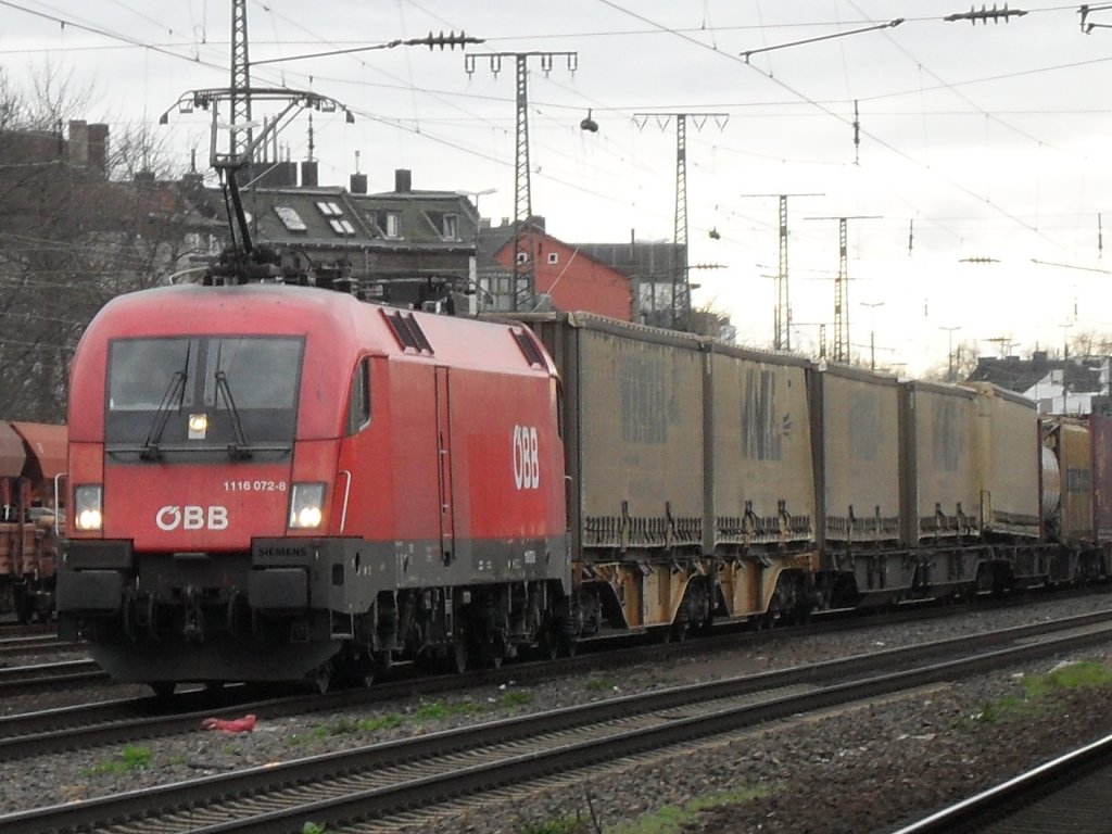 BB-Taurus 1116 072-8 mit langem Gterzug in Kln West.