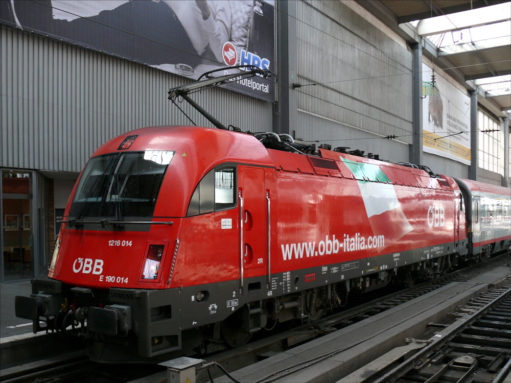 BB Taurus 1216 014 (E 190 014) in Mnchen Hbf. Gleis 11, angekommen als EC 82 aus Innsbruck; 06.04.2011
