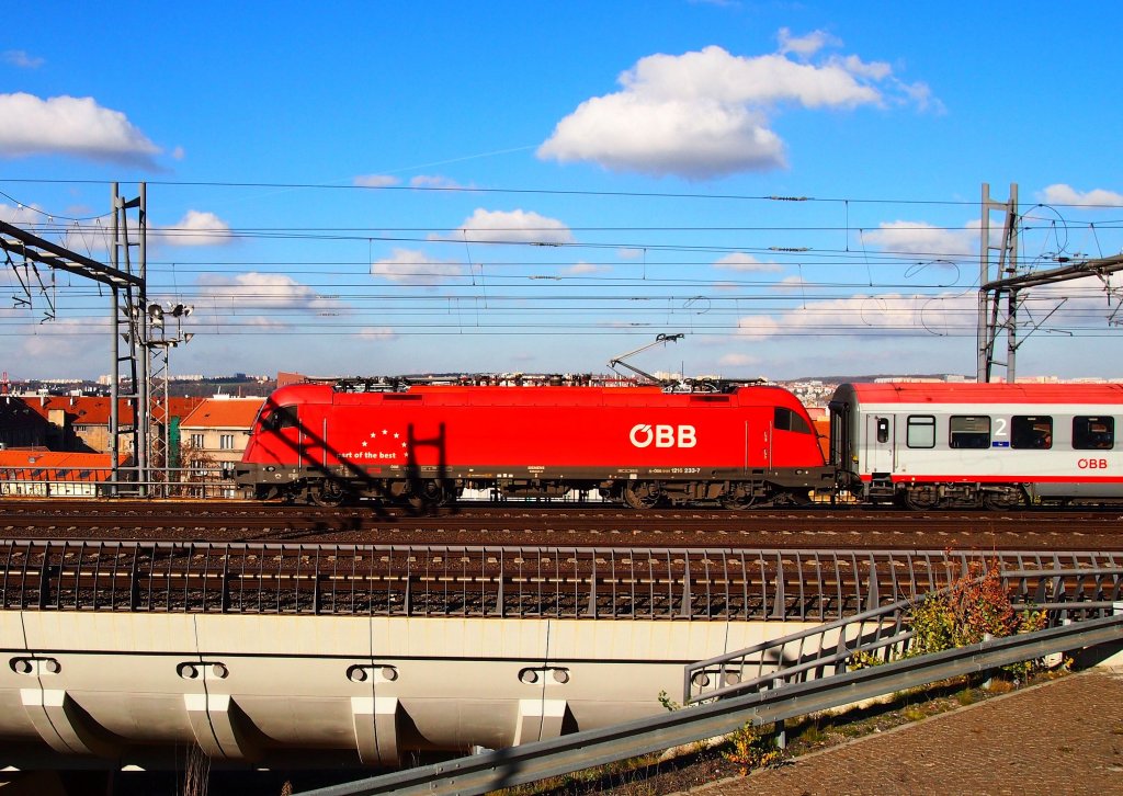 BB Taurus III 1216 233 (ES64U4) nahe dem Hauptbahnhof Prag am 31.10. 2012. (Weltrekord 357km/h)